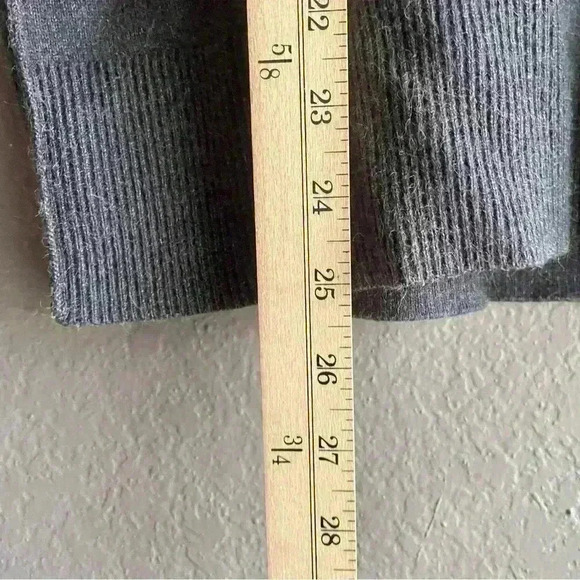 Michael Kors Grey Derby Sweater Black Faux Fur Cuffs Size Small - Picture 9 of 9